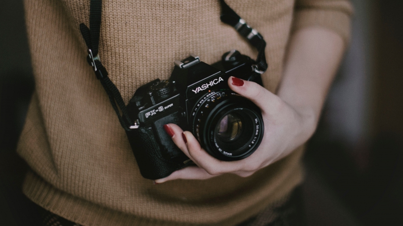 photographe-ST JULIEN-min_woman-camera-photography-photographer-slr-dslr-319-pxhere.com